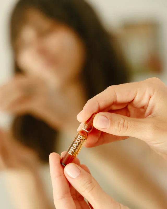 ✨ Todo lo que cabe en una ampolla… En unos pocos mililitros se esconde mucho más que ciencia y belleza:
💧 Hidratación intensa.
💪 Firmeza visible.
🌿 Nutrición profunda.
🪞Y ese momento solo tuyo, de autocuidado y bienestar.

.
.

✨ Everything you can fit in a vial... Much more than science and beauty is hidden in just a few milliliters:
💧 Intense hydration.
💪 Visible firmness.
🌿 Deep nourishment.
🪞 And that moment just for you, of self-care and well-being.

#praxis #laboratoriospraxis #skincare #beauty #belleza #hidratacion #cuidadopiel #cuidadofacial #proteoglicanos #firmeza #nutricion #hidratación